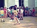1977 jeu du mouchoir par les petits.JPG
